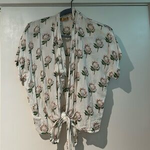 Alohiwai protea wrap top